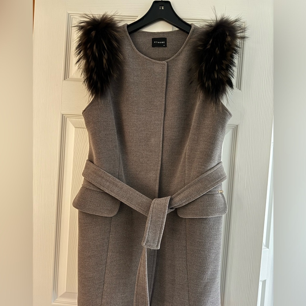 Cute style vest with  trim fur  .